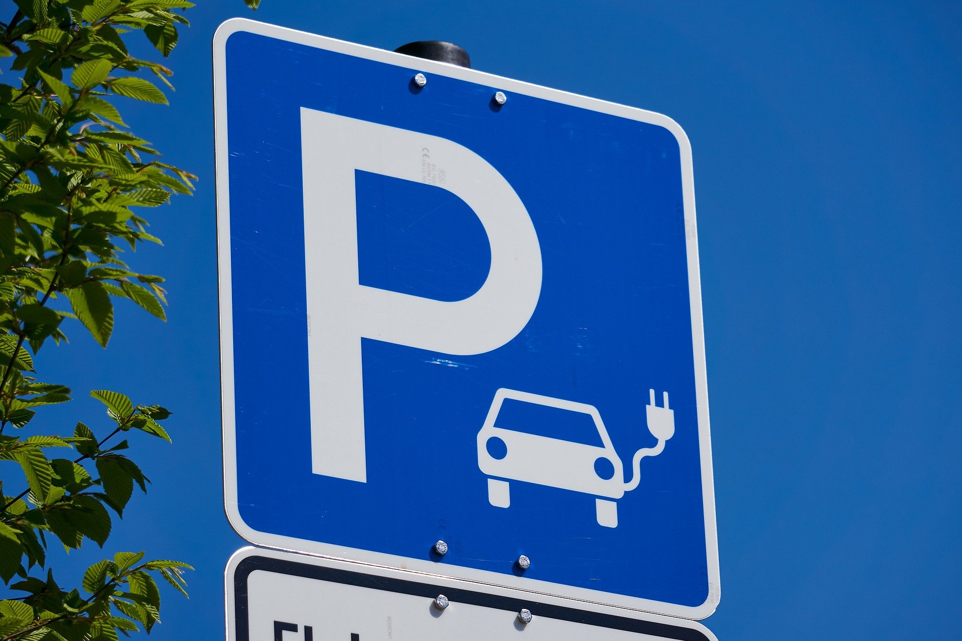 parking recharge véhicule électrique autoroute voie rapide Avere-France