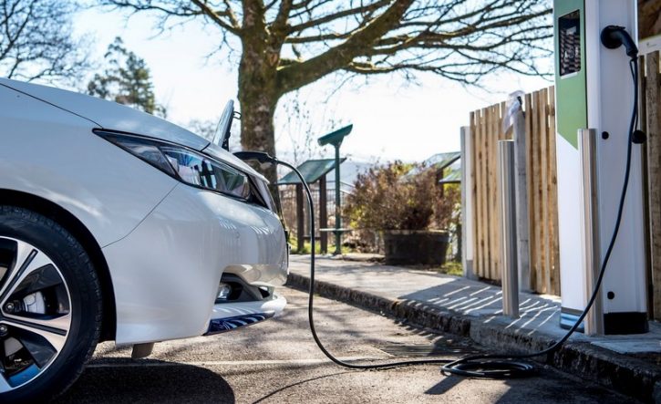 Voiture électrique borne de recharge publique