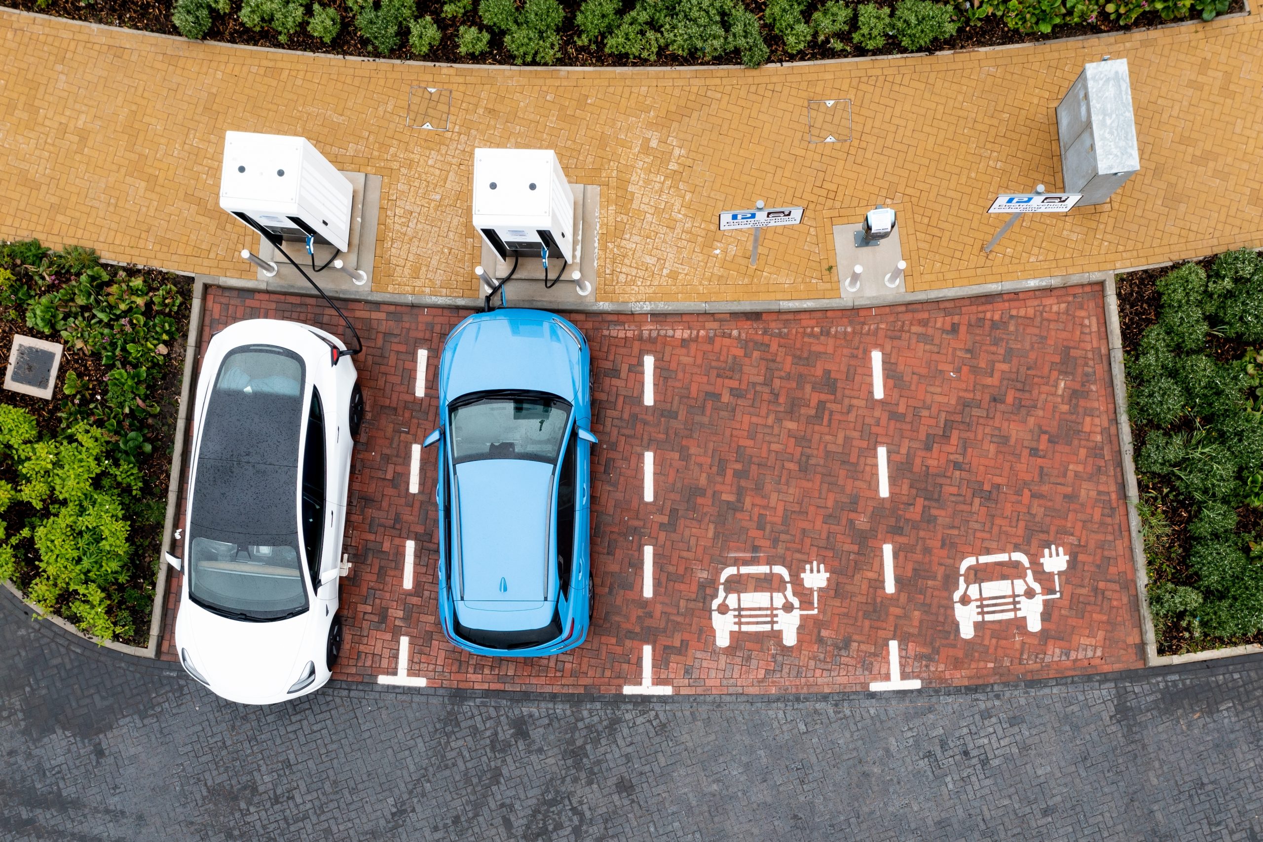 Recharge des véhicules électriques sur autoroutes : où en est-on ?