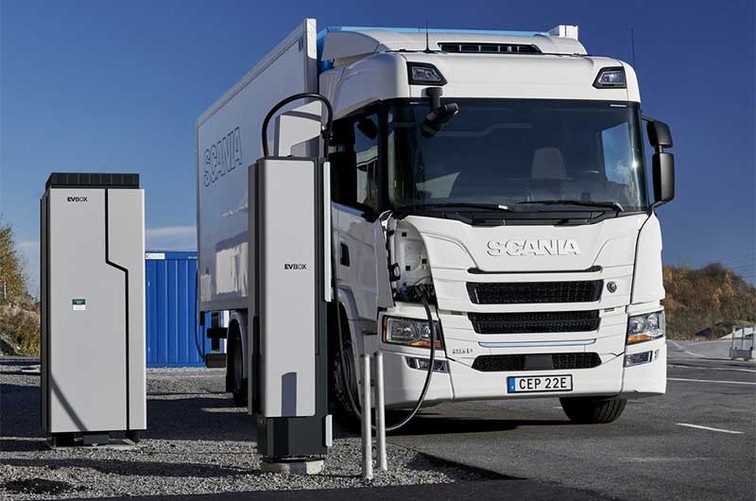 Camions électriques : les constructeurs appellent au déploiement de 11 000 points de charge en Europe d’ici 2025